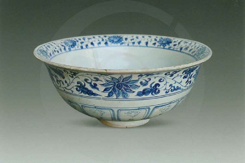 青花莲塘鸳鸯纹碗